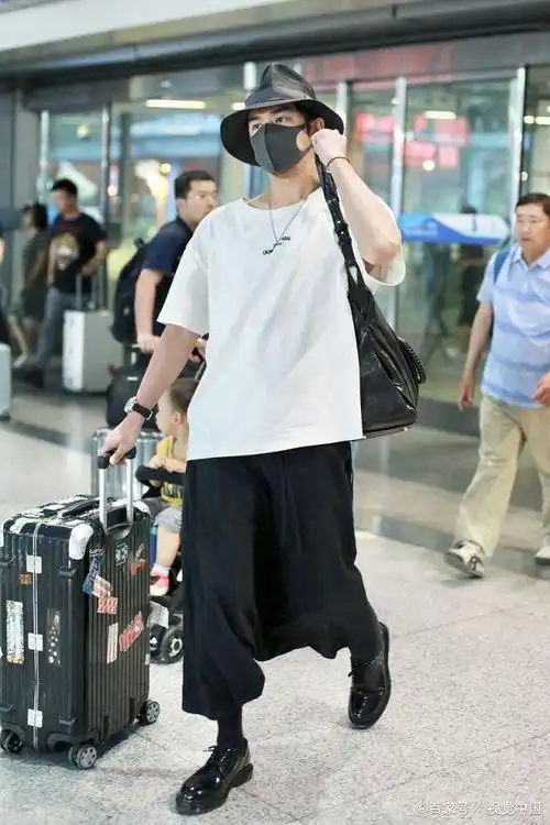 36岁陈柏霖潮装出行,长筒袜抢眼,手比v帅气可爱