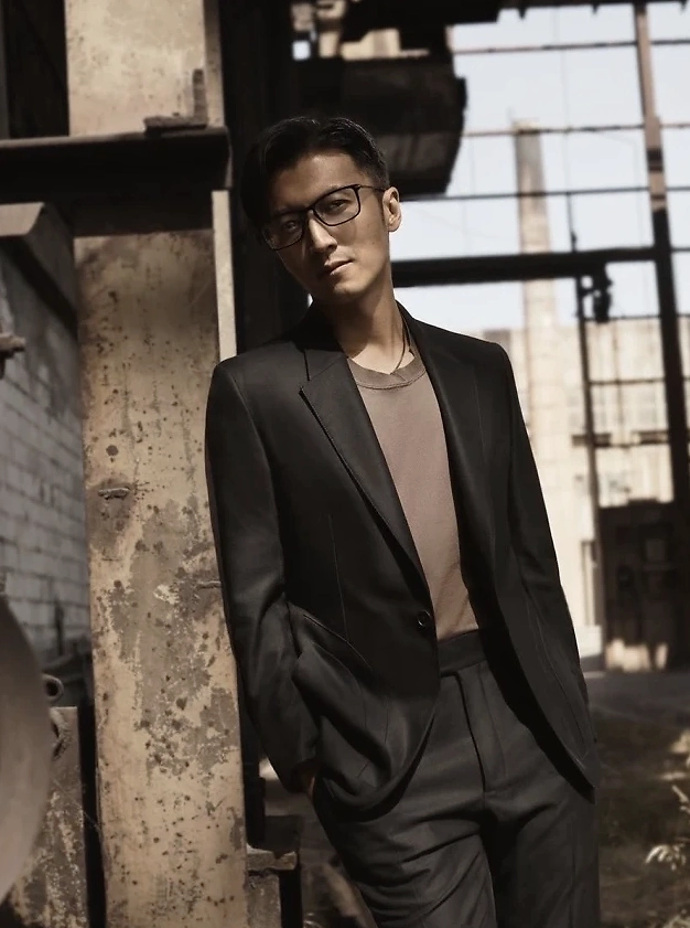 谢霆锋杂志玩"西装眼镜杀" 眼神深邃显成熟魅力