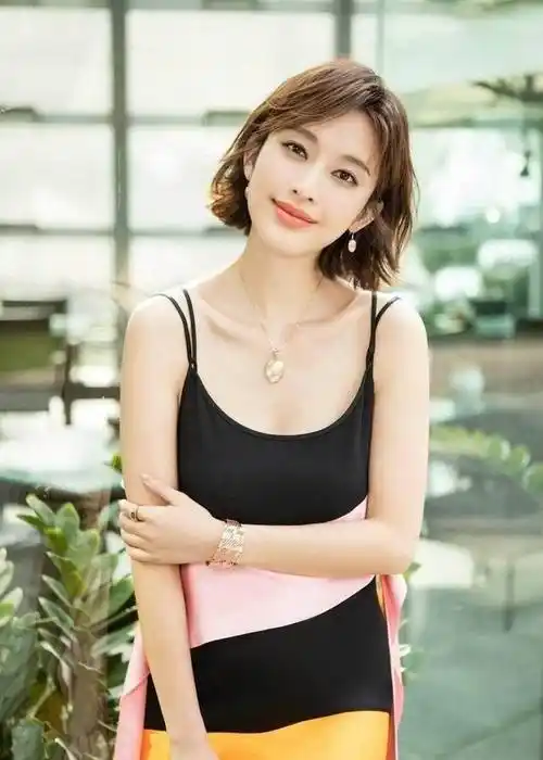 张俪变身活力少女,穿薄荷绿格子西装大秀长腿,青春可人_一身_颜色