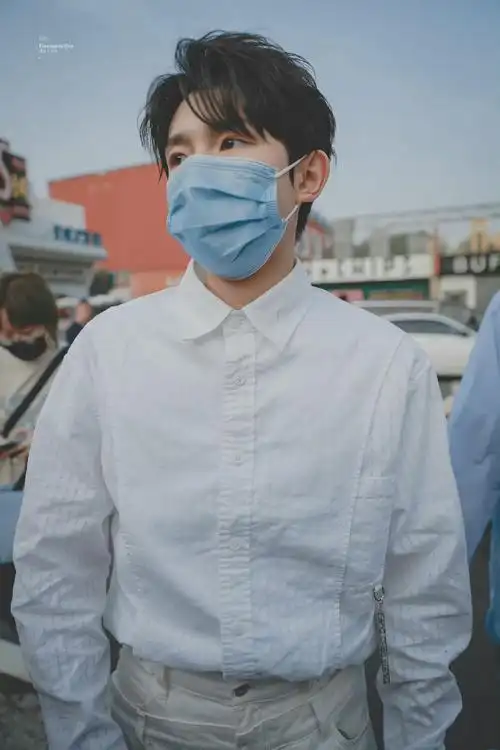 今日份新鲜的王源96 白衬衫造型清新帅气