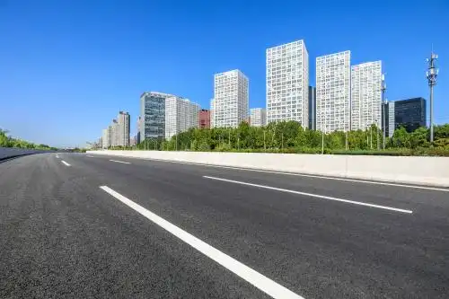 中国北京现代城市商业大厦和空的沥青道路