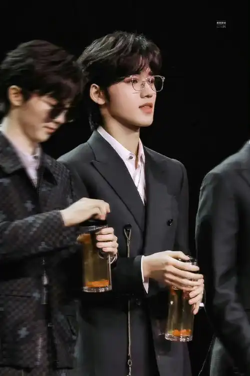 宋亚轩推眼镜#嘿嘿又被我们戴眼镜的轩哥帅到了吧0303又想起昨天