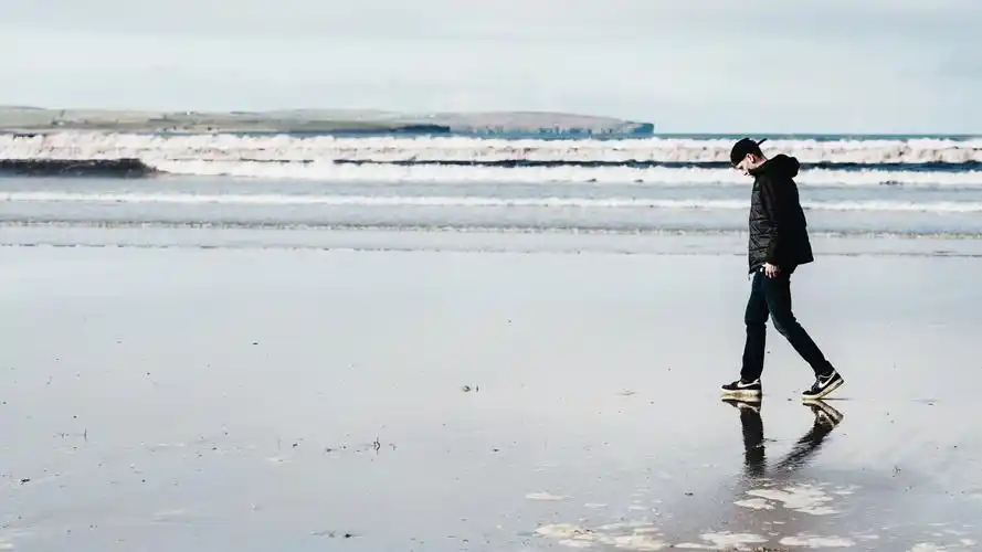 非主流,男生,海滩,静听海的声音壁纸