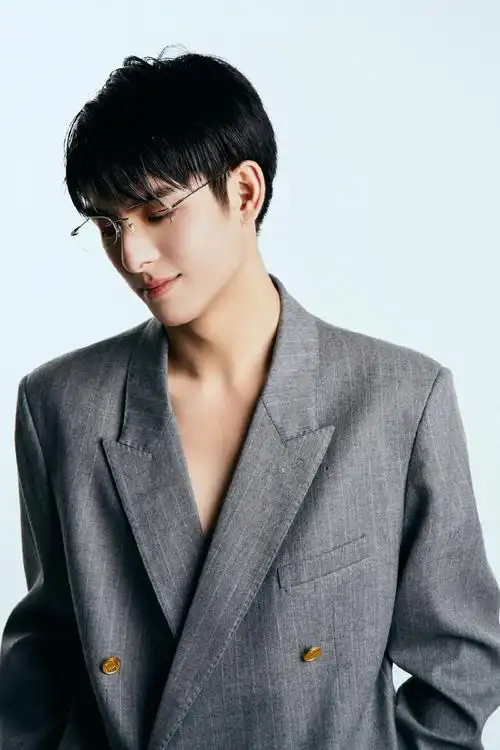 王皓轩西装造型这么帅