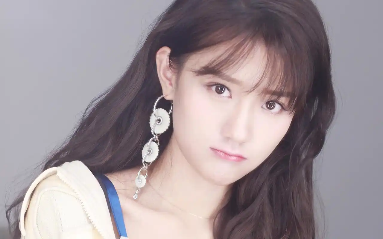 陈意涵清新甜美写真桌面壁纸