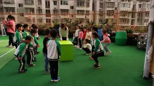 跳山羊中,腿一定要劈开哦,这样才能跳过去,手上一定要力量.