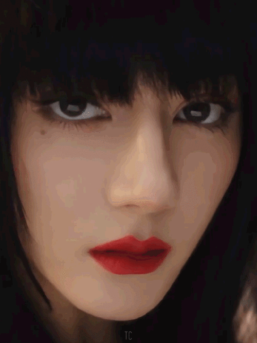 迪丽热巴黑长直齐刘海造型