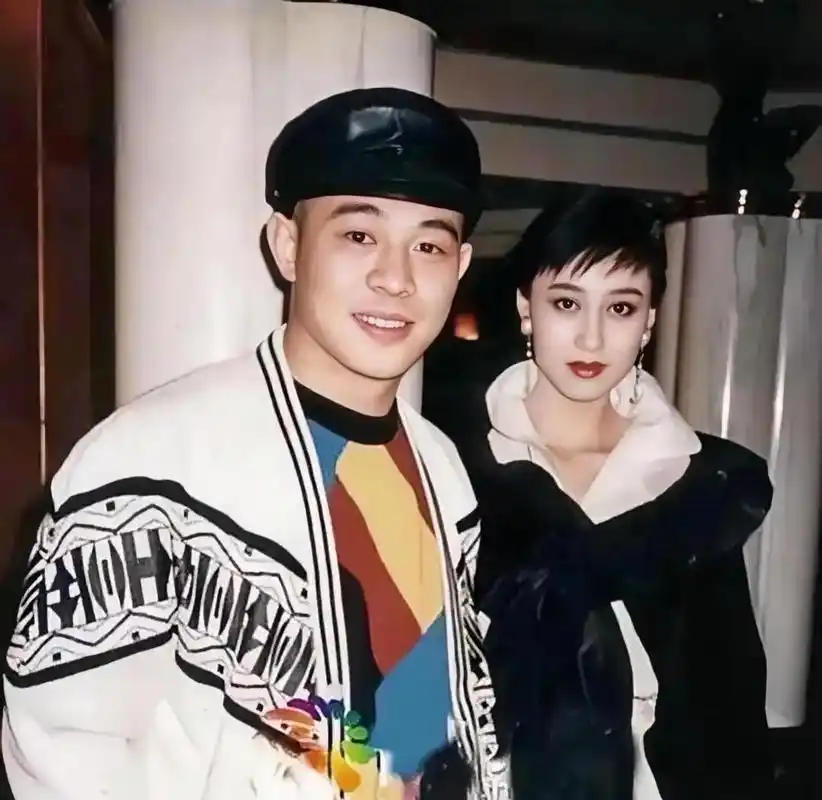 李连杰最后选择利智看照片多少也理解点了[鼓掌]