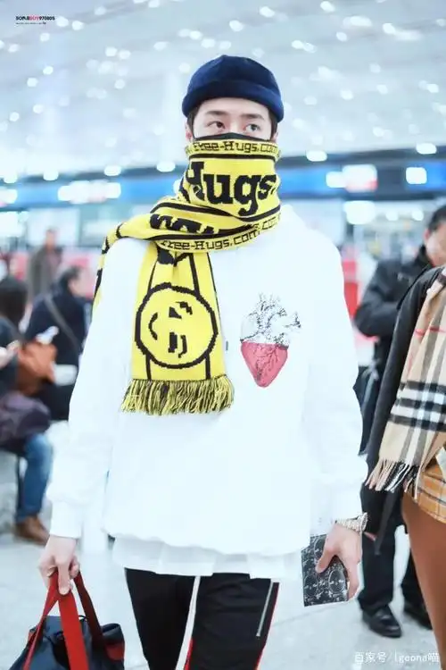 王一博:牛奶味的白色卫衣少年,干净软萌,小团子一样!