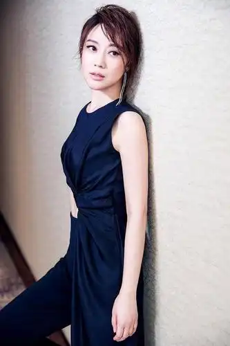 闫妮蓝色套装大秀马甲线,好想扯下腰间的那块布!