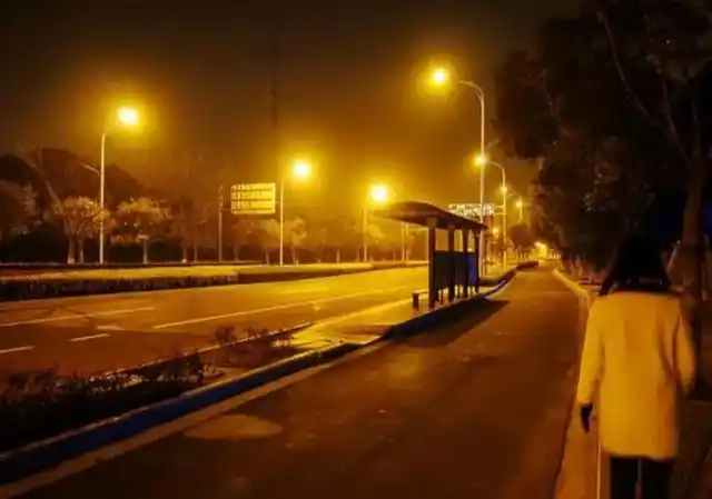 路上的交通信号灯和路灯,极大地降低了交通事故的发生.