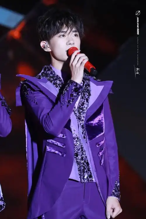 易烊千玺tfboys五周年演唱会高清帅气