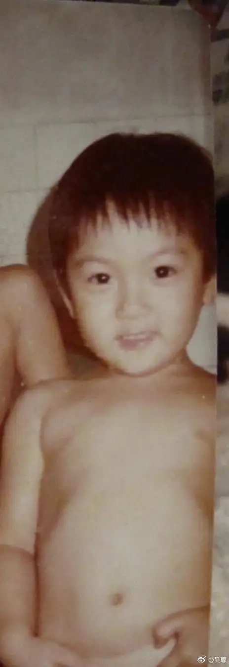 吴尊晒自己与儿子童年裸照比可爱 max大眼呆萌