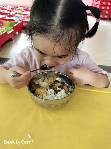 宝宝来幼儿园能自己吃饭,太棒了