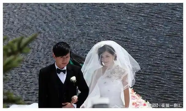 张杰谢娜带仨娃游迪士尼,十指紧扣如热恋情侣,3个保姆很抢镜|何炅