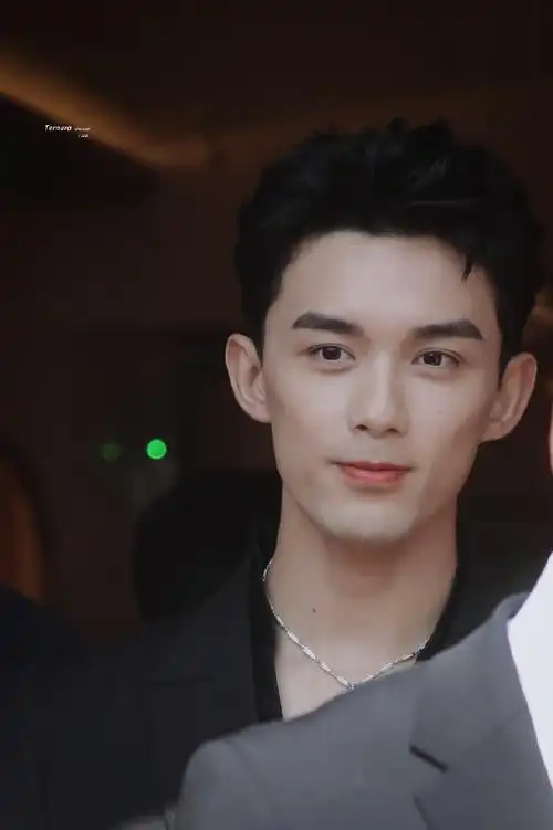 3 巴黎宝格丽 serpenti in artbvlgari 的深v永不失望@吴磊leo