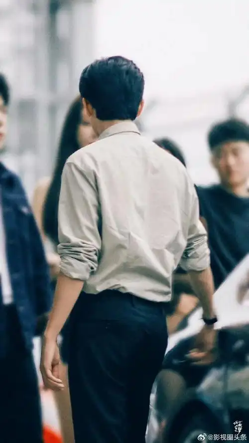 胡先煦的背看起来好可靠##我承认我馋胡先煦的背了