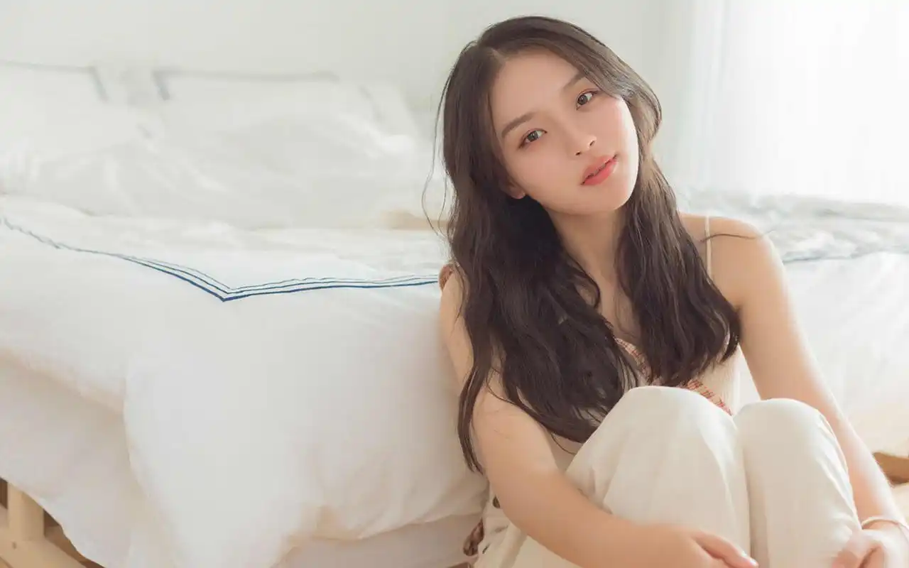 长发美女慵懒性感私房图片桌面壁纸