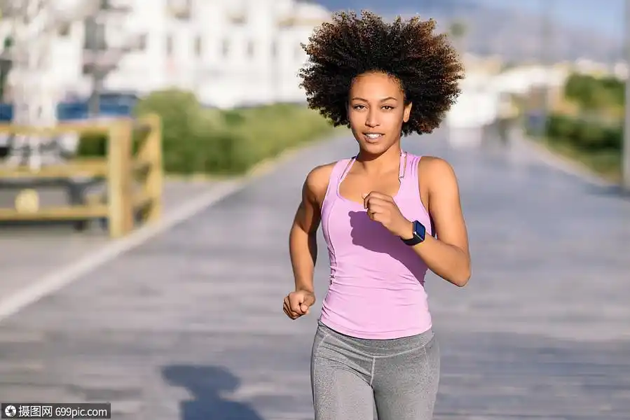 黑人女人,阿夫罗发型,城市道路上户外跑步轻女穿着运动服锻炼