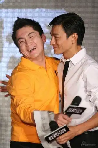 图文:《投名状》mv首发--影迷和刘德华拥抱