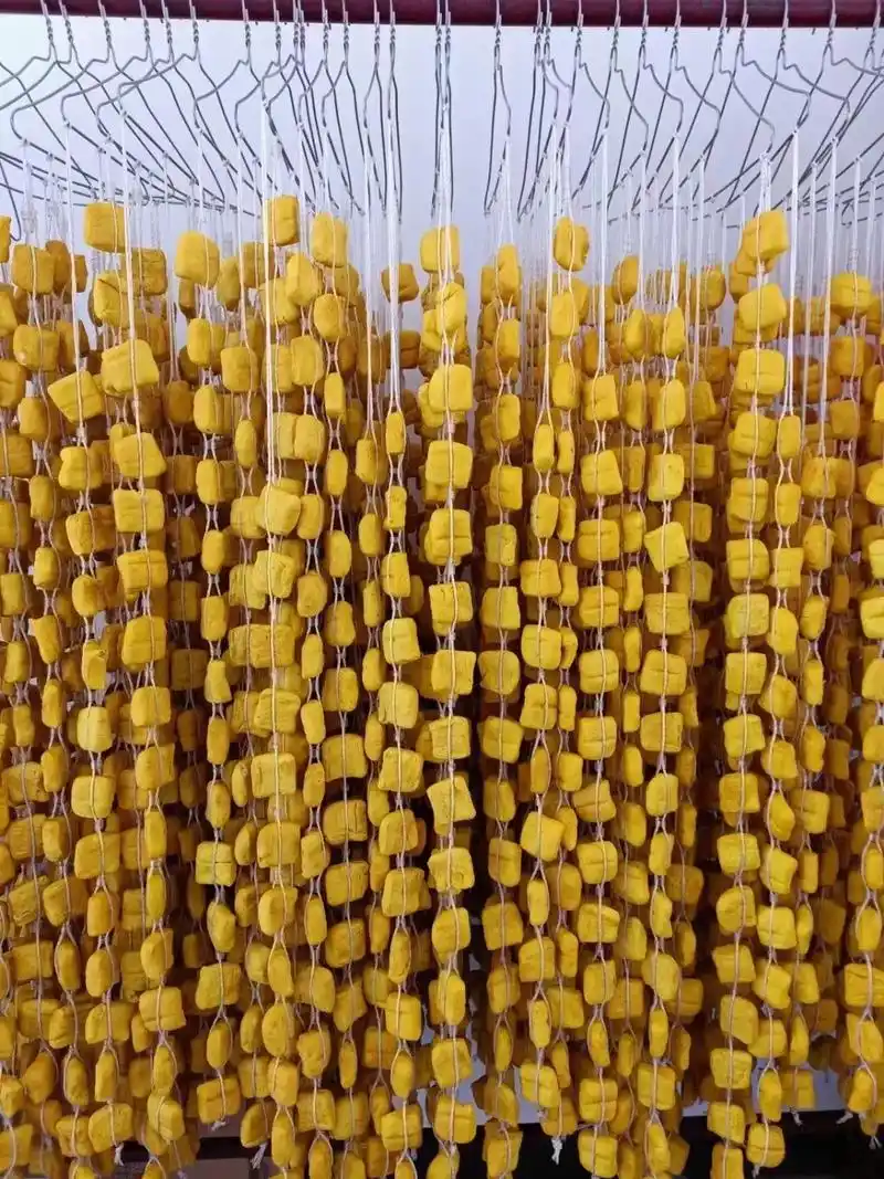 云南十八怪豆腐串着卖