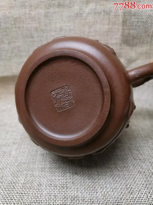 精品紫砂壶款识:徐汉棠品名:大宅门砂料:原款紫泥砂料工艺:手工制壶器