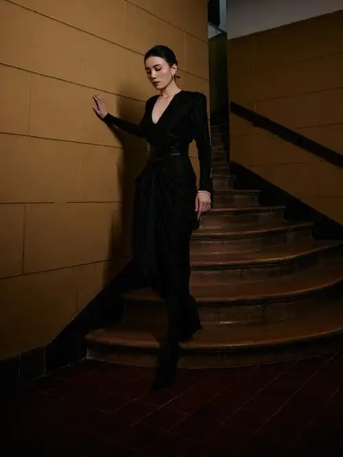 宋佳深v黑裙##微博电影之夜