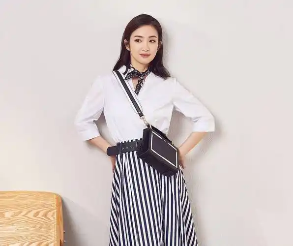 原创林依晨美到骨子里穿牛仔外套搭小白裙一点不显老气质很好