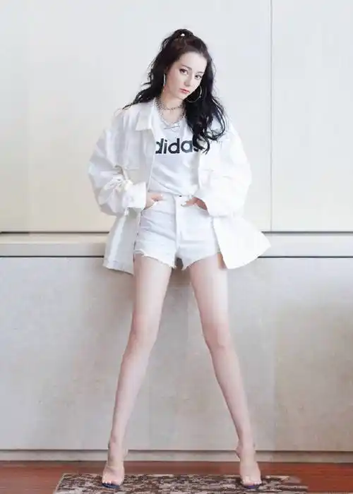 迪丽热巴参加活动,穿一身白衣飒气十足,路人视角却暴露真实腿长_白色