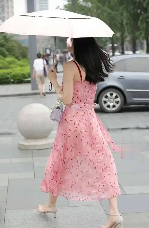 原创街拍小姐姐一条浅粉色的连衣裙时尚魅力好身材