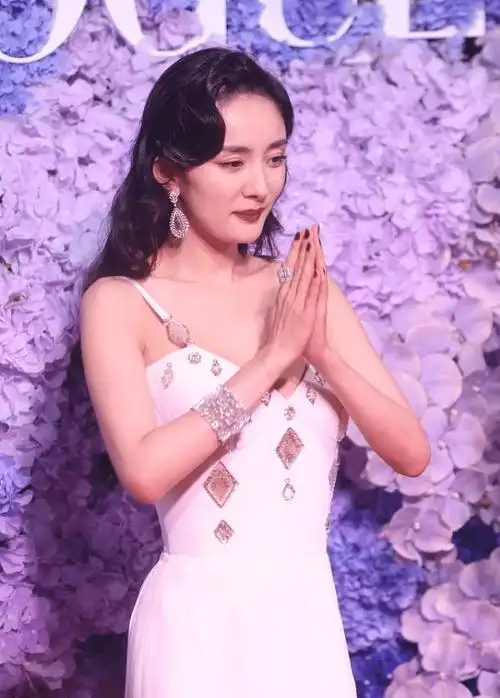 原创真羡慕杨幂的肉感身材穿抹胸礼裙恰到好处看着真撩人