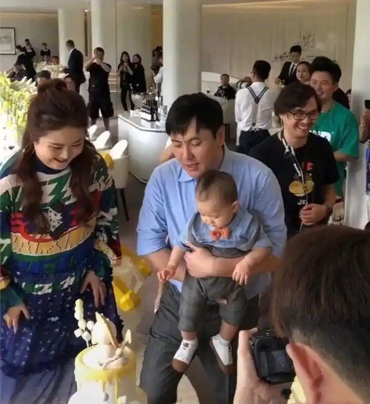 照片中,沈腾抱着儿子一家三口罕见合体亮相.