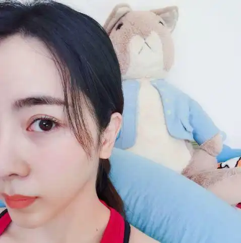 李思思晒视频,嘟嘴卖萌少女心十足,搞怪画风尽显俏皮可爱