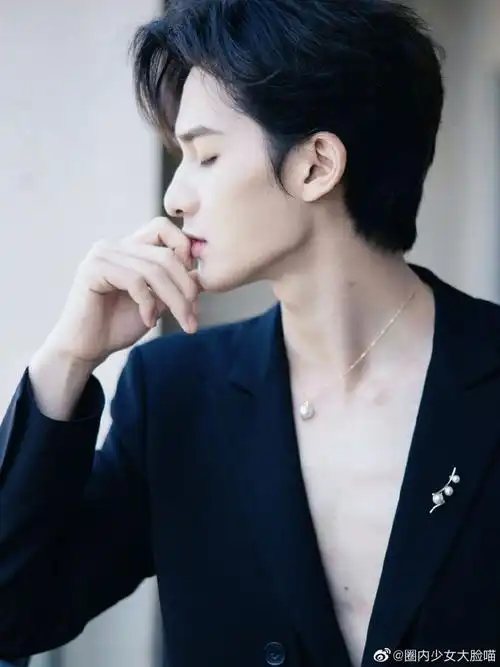 朱正廷到达华表奖现场路透##朱正廷黑西装金丝眼镜路透