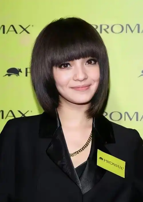 当年超爱这个发型学校女生都剪了𝙗𝙤𝙗𝙤头#张韶涵