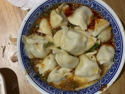 好吃不过饺子,还没进家门先来一碗酸汤水饺