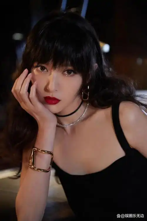 「唐嫣性感写真美图」黑色吊带连衣裙,肤白貌美大长腿,优雅迷人