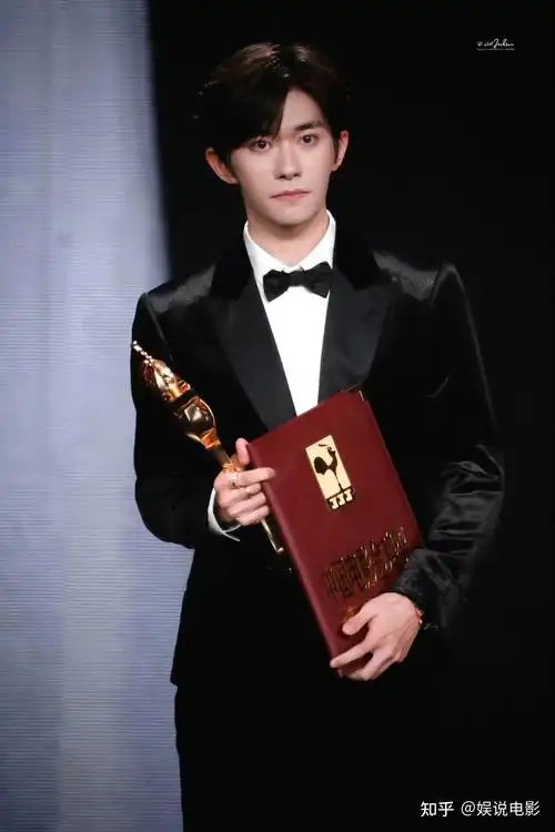 众望所归,易烊千玺夺金鸡奖最佳男主角,首位00后获奖者
