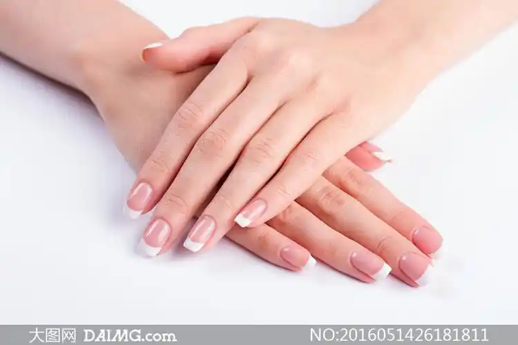 精心护理之下的一双手摄影高清图片