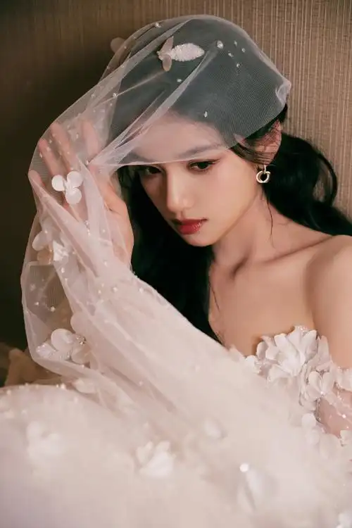 张婧仪白色花瓣裙