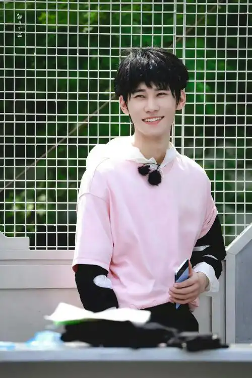 张真源笑得好开心#小张的造型真的好有少年感,脸上的笑容就像阳光一