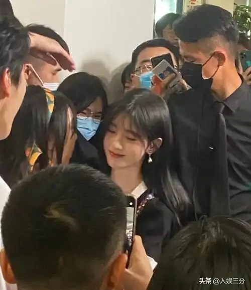 鞠婧祎现身扫楼直播工作室来不及修图生图下颜值却美到路人