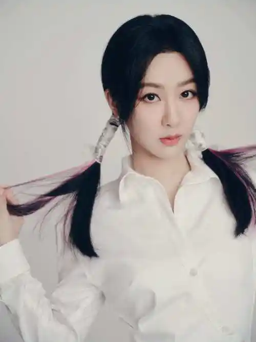 杨紫最新造型嫩出新高度,扎挑染双马尾娇俏可人,身材纤瘦好少女