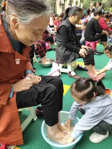 给奶奶洗脚,开心的笑容,洋溢脸上.