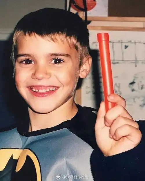 点击进来看看贾斯汀比伯小时候的照片,萌萌小正太真的很可爱!