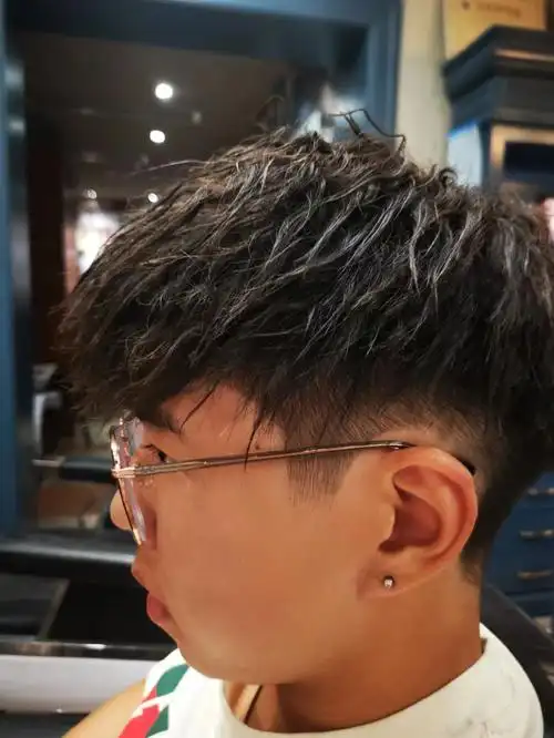 barber男士发型 #韩式碎盖锡纸烫  适合头发少 头型比较贴的人#男生