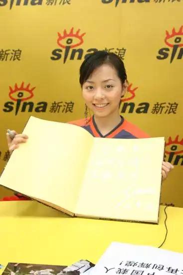 张靓颖展示签名