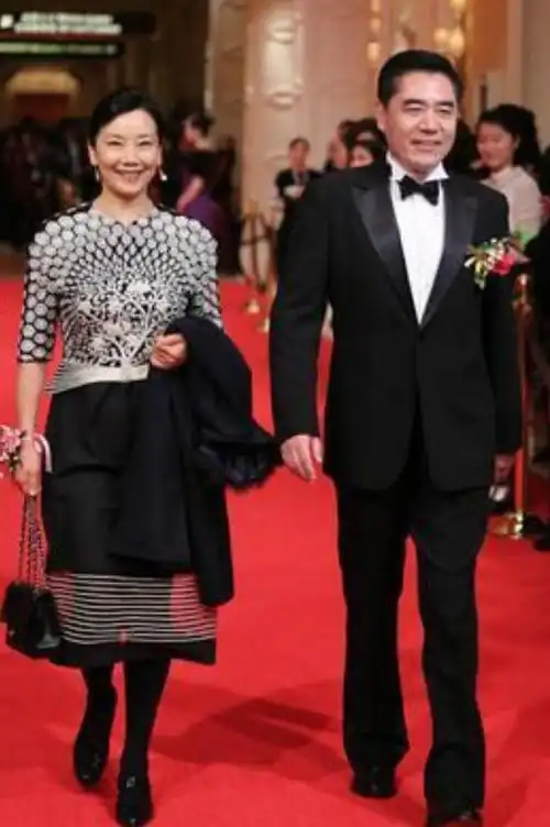 66岁陈宝国携老婆走红毯穿西装大气有型老婆打扮简单却有气质