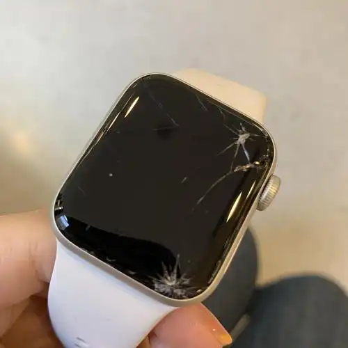 早上一不小心掉地上屏幕着地摔成这样了,心在滴血… 上个月在官网刚买