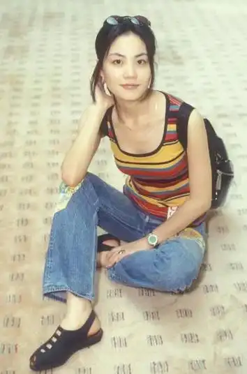 55岁王菲现身机场身材高挑气质出众难怪谢霆锋深深着迷